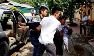 Các công nhân bi choáng váng, ngất xỉu được đưa đi cấp cứu. Ảnh: Báo Yên Bái