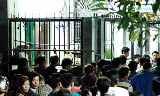 Người dân tập trung trước căn nhà xảy ra vụ hai mẹ con chết thương tâm