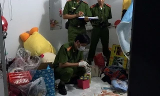 Khóa cửa nhốt bạn gái rồi đi nhậu, thanh niên bị đâm chết