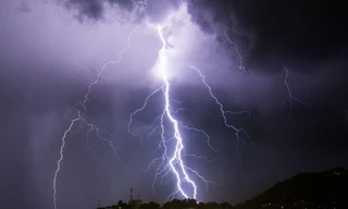 Bị sét đánh khi đang ngủ trong nhà, 2 mẹ con thương vong