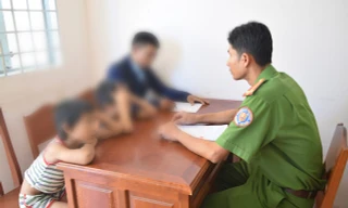 Anh Á cùng hai đứa trẻ tại trụ sở Công an phường. Ảnh: Công an Trà Vinh