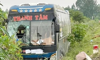 Xe khách lật trên quốc lộ 7C ở Nghệ An, 2 người tử vong