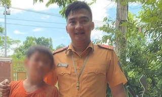 Thượng úy công an bơi giữa dòng nước lũ cứu bé trai