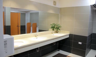 Nhà vệ sinh công cộng đẹp "long lanh" ở Hà Nội