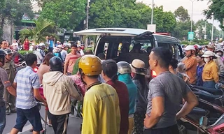 Thi thể ông D. được chuyển từ nhà nghỉ lên xe đưa về quê an táng