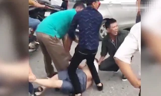 Nhóm xe ôm kịp khống chế gã trai cầm dao đi gây gổ