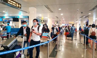 Kiều bào về quê đón Tết giữa ‘mùa’ COVID cần tuân thủ các quy định gì?