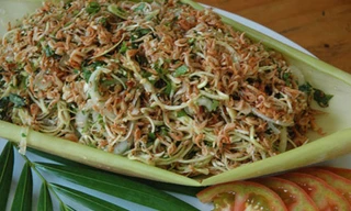 Đĩa gỏi tép đồng bắp chuối hấp dẫn