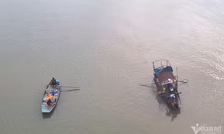 Tìm kiếm 2 nữ sinh nghi nhảy cầu Kinh Dương Vương