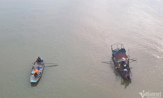 Tìm kiếm 2 nữ sinh nghi nhảy cầu Kinh Dương Vương