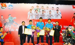 Nhà báo Lê Xuân Sơn- TBT báo Tiền Phong, đồng chí Nguyễn Anh Tuấn Bí thư thường trực T.Ư Đoàn cùng các cầu thủ U23 tại toà soạn báo Tiền Phong