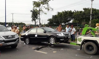 Chiếc xe ô tô chở 3 người, trong đó có 2 công an được đưa lên xe đưa về trụ sở công an