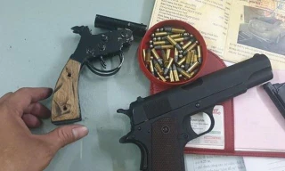 Số tang vật gồm súng, đạn bị công an thu giữ (ảnh Công an cung cấp)