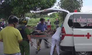 Nạn nhân được nhân viên y tế đưa đến bệnh viện cấp cứu. Ảnh: C.A