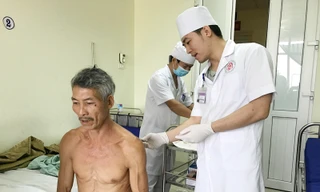 Ông Ngô Văn Cảnh đang được điều trị tại Khoa Ngoại 2, Bệnh viện Quân y 91. (Ảnh: Báo Thái Nguyên)