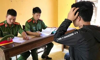 Khánh tại cơ quan công an