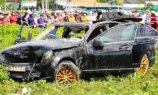 Ô tô bị nạn sau khi được cẩu lên từ lòng kênh trưa 2/10