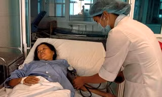 Bác sĩ cấp cứu cho một phụ nữ đang mang thai bị ngộ độc