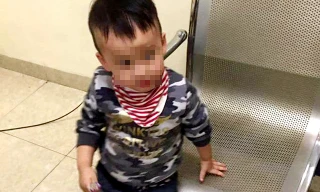Bé trai bị lạc được đưa về trụ sở Công an phường Trúc Bạch. Ảnh: Facebook Le Thanh Tung