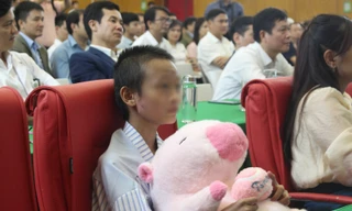 Hành trình 50 ngày 'chiến đấu' giành sự sống cho bé gái Làng Nủ