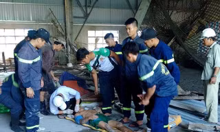 Vụ sập giàn giáo khiến 2 công nhân bị thương nặng. Ảnh: CSPC&CC