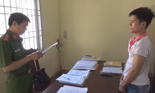 Cán bộ điều tra tống đạt quyết định khởi tố bị can.