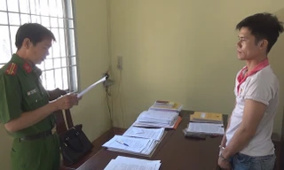 Cán bộ điều tra tống đạt quyết định khởi tố bị can.