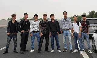 Khá "bảnh" cùng 7 người dàn ngang chụp hình trên cao tốc. Ảnh: Facebook Ngô Bá Khá