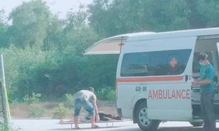 Đưa thi thể nạn nhân ra khỏi hiện trường