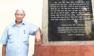 Ông Năm Trọng bên bia tưởng niệm Vườn Lài