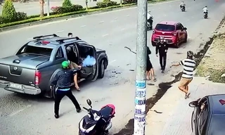 Bị tấn công, bảo vệ móc súng bắn như phim hành động