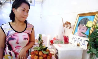 Chị Trần Thị Vân bên bàn thờ con gái 8 tháng tuổi vừa tử vong