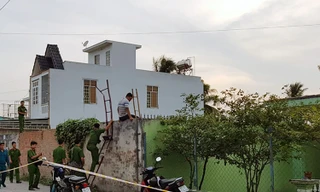 Cảnh sát thu giữ tang vật tại khu đất cách hiện trường nửa km