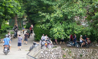 Tháo hàng rào, người đi bộ phải né xe máy trong công viên Tuổi trẻ Thủ đô