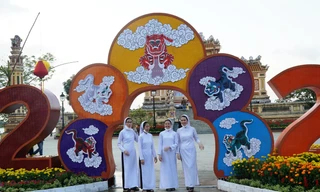 Người dân, khách du xuân hào hứng với linh vật hổ xứ Huế