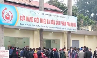 Dân xếp hàng chờ mua pháo hoa, website Nhà máy Z121 "nghẽn mạng"