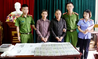 Bắt giữ 2 đối tượng vận chuyển 20 bánh heroin bằng xe khách