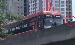 Chiếc ô tô bị xe máy ép trên đường trên cao