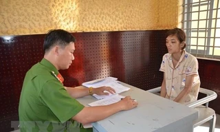 Nghi phạm Đỗ Thị Yến Nhi làm việc với Cơ quan điều tra Công an tỉnh Bến Tre. Ảnh Công Trí/TTXVN