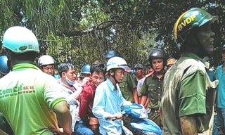 Nguyễn Văn Ê Em đang bị áp giải bằng xe máy về Cơ quan CSĐT