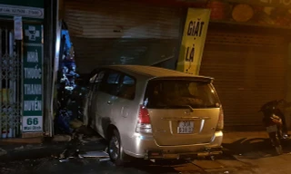 Hiện trường vụ xe tông cửa tiệm giặt là lúc nửa đêm