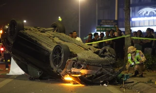 Ô tô Mercedes lật ngửa sau va chạm với xe máy ở Hà Nội