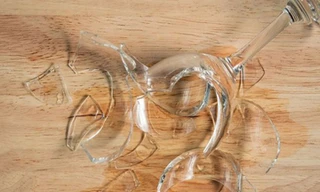 Cầm mảnh thủy tinh đâm vợ vì níu kéo bất thành