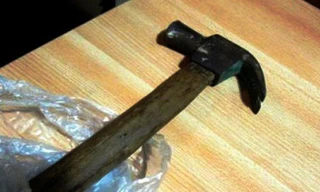 Người phụ nữ giăng bẫy, dùng búa đánh gục hàng xóm