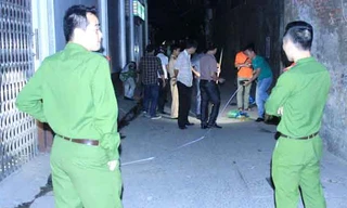 Cơ quan chức năng khám nghiệm hiện trường khu vực xảy ra án mạng