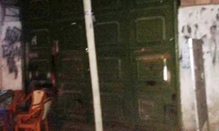 Tiệm sửa xe, nơi Lợi thực hiện hành vi đồ bại với chính con ruột của mình