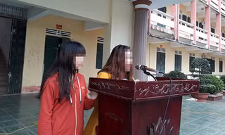 Hai chị em Lê Phương Dung và Nguyễn Thị Huyền công khai xin lỗi em L. trước toàn thể nhà trường về hành vi làm nhục người khác