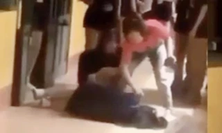 Vụ học sinh quỳ khóc trước cửa lớp đến kiệt sức: Kỷ luật Đảng với cô giáo