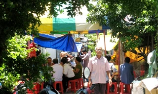 Người nhà lo hậu sự cho nạn nhân Tài 