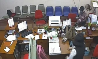 Hình ảnh kẻ mang bom giả vào cướp hơn 1 tỷ đồng ở ngân hàng